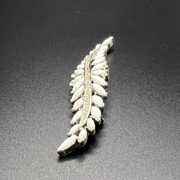 Vintage CROWN TRIFARI Feather Brooch Pin Milk Glass Clear Rhinestone Signed RARE - Picture 3 of 11